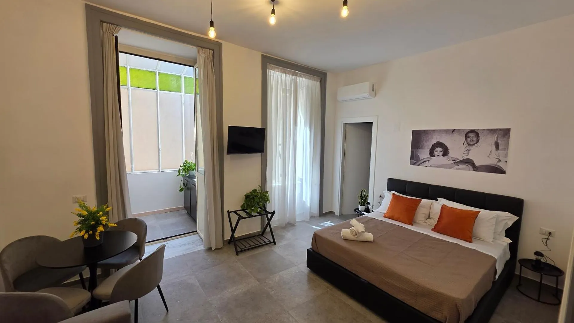 Napoli Movie Apartments 0*, Naples