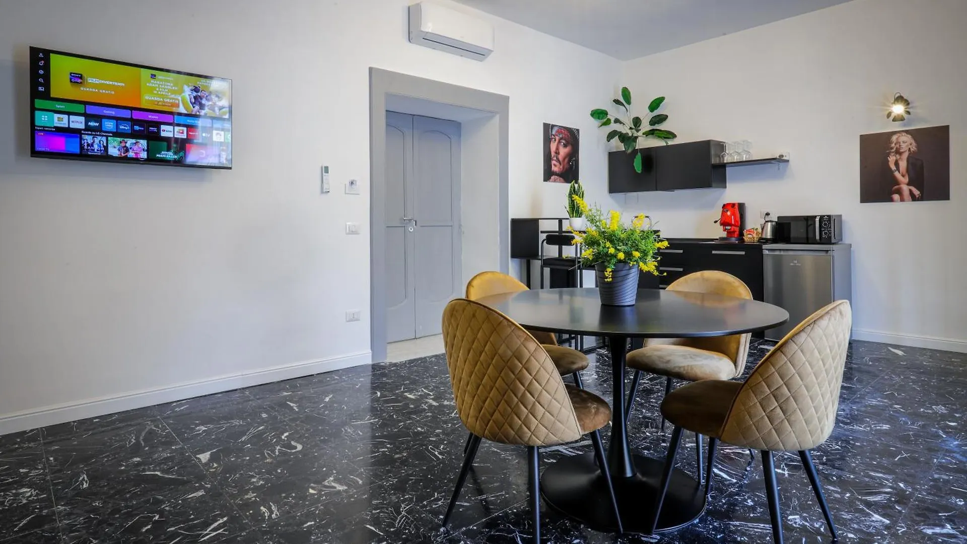 Napoli Movie Apartments 0*, Naples